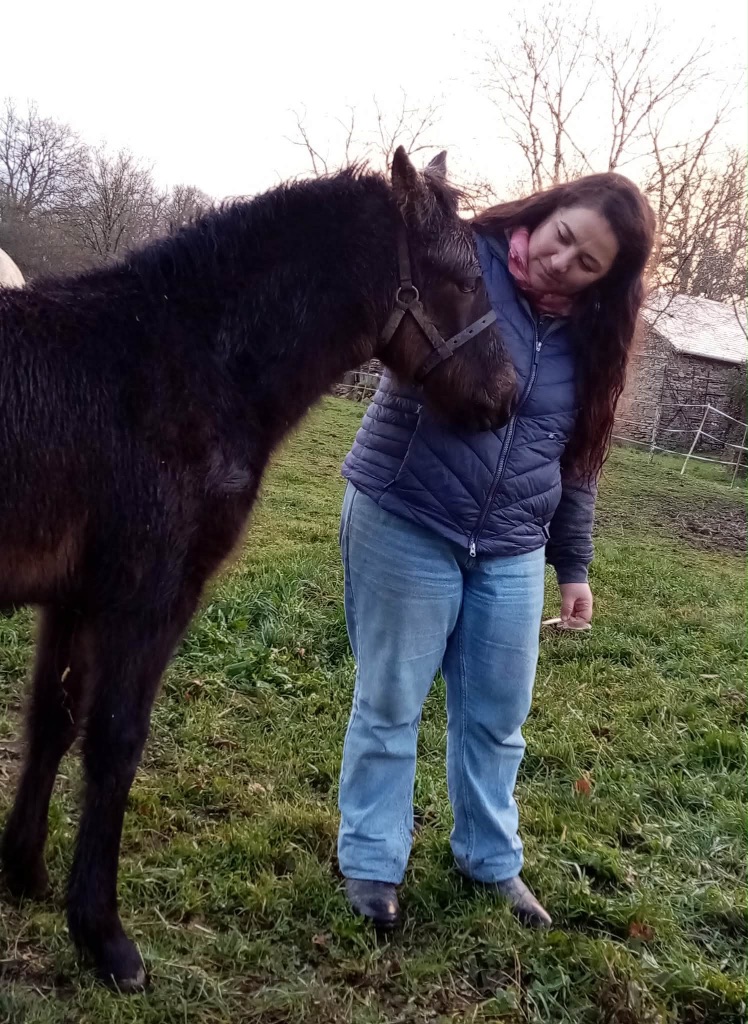 Joanne avec cheval noir